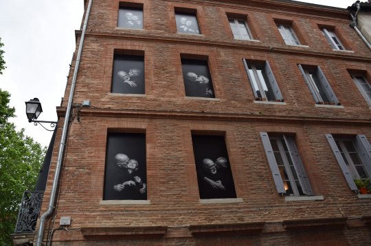 PHOTOS / ARTS dans la Rue.TOULOUSE. ''LEVEZ LES YEUX''. Patrick BETBEDER. 15 MAI 2021.
